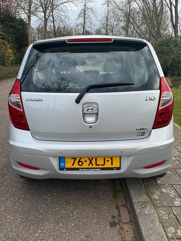 Gebraucht Hyundai i10 83 PS (61 kW) 2012 Silber Kleinwagen