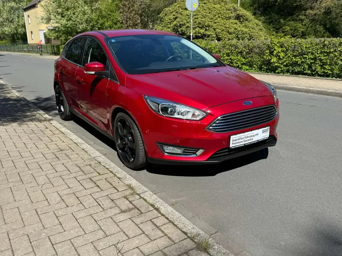 Gebraucht Ford Focus Titanium 125 PS (91 kW) 2016 Candyrot metallic Kleinwagen
