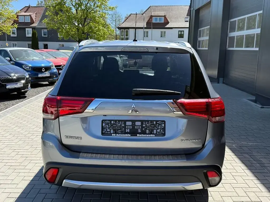 Begagnad Mitsubishi Outlander Plus 150 HK (110 kW) 2016 Grå SUV