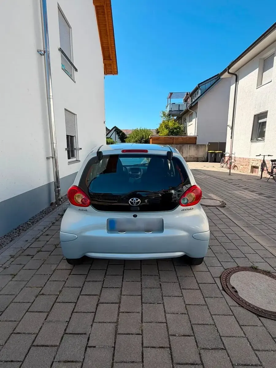 Gebraucht Toyota Aygo 68 PS (50 kW) 2005 Silber Kleinwagen