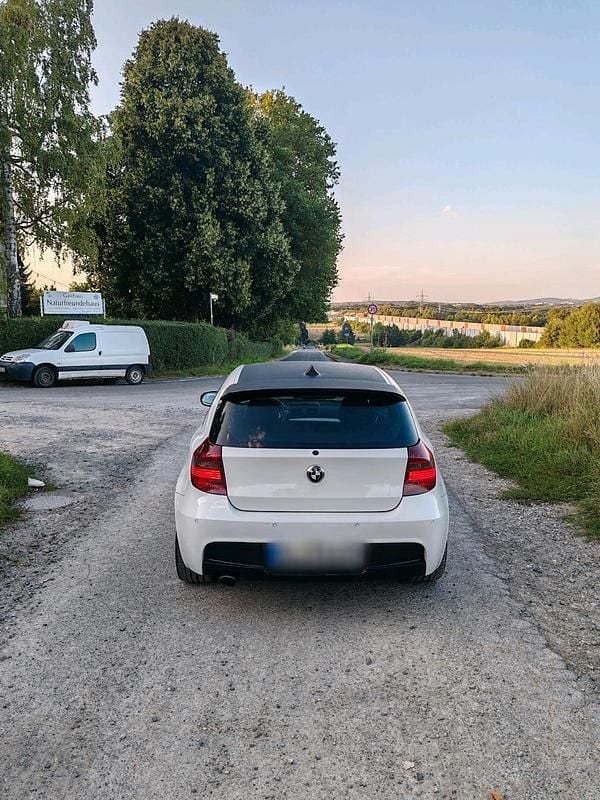 Weiß Gebraucht 2010 BMW 123 M Sport Kleinwagen | 6.000 € (Fairer Preis) - Bild 1/4
