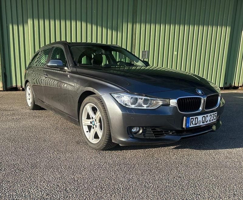 Grau Gebraucht 2013 BMW 330 Comfort Edition Kombi | 16.900 € (Fairer Preis) - Bild 1/4