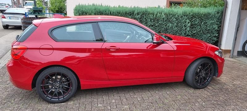 Rot Gebraucht 2016 BMW 118 Coupé Coupé | 11.890 € - Bild 1/4