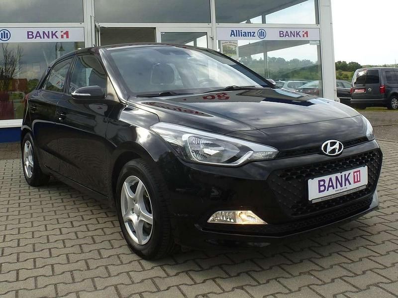 Gebraucht Hyundai i20 Pure 84 PS (61 kW) 2018 Schwarz Kleinwagen