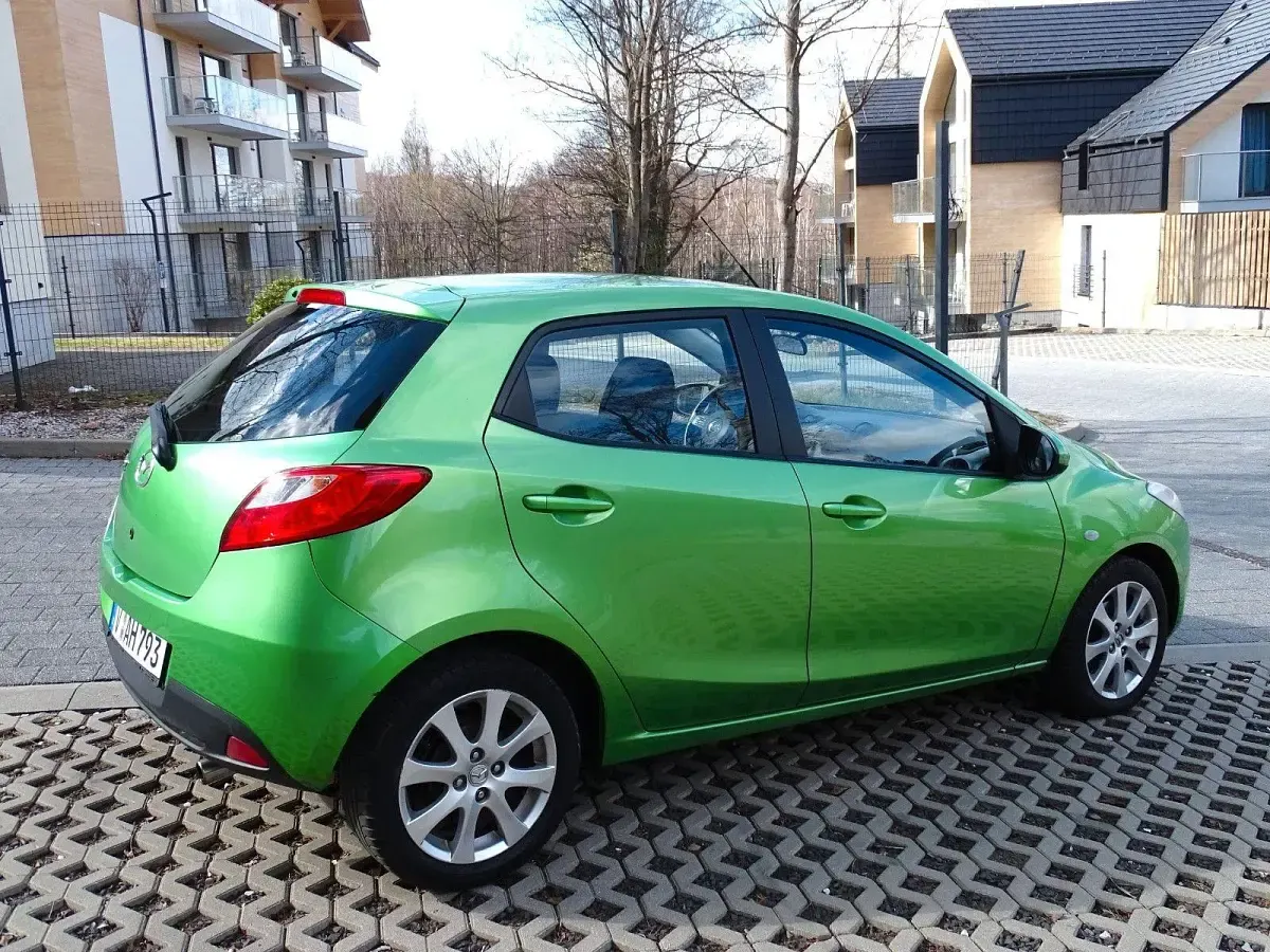 Używany Mazda 2 Independence 75 KM (55 kW) 2008 Zielony Hatchback