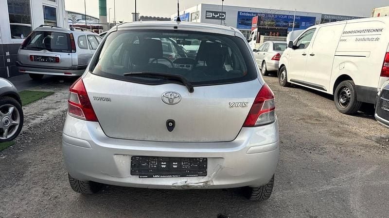 Gebraucht Toyota Yaris Cool 69 PS (50 kW) 2011 Silber Kleinwagen