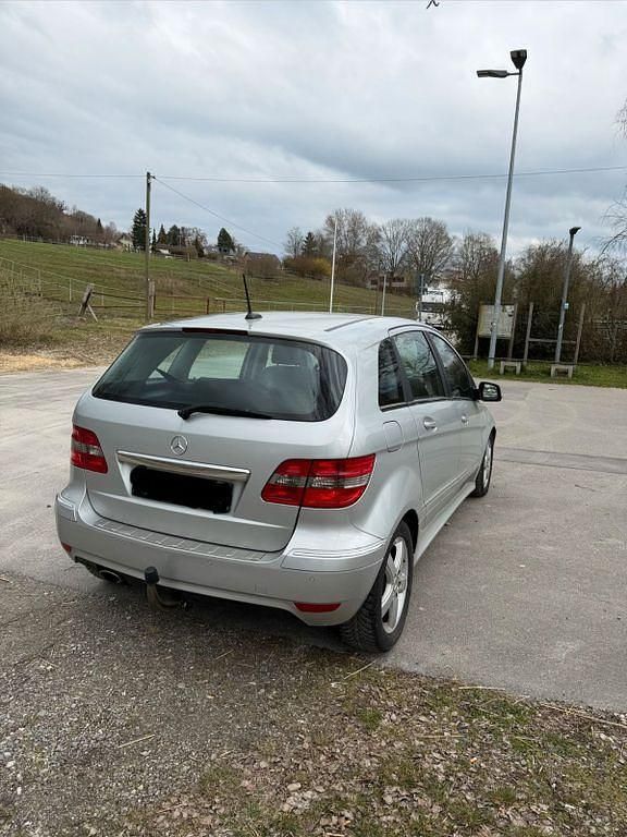 Gebraucht Mercedes B180 109 PS (80 kW) 2010 Silber Van / Kleinbus