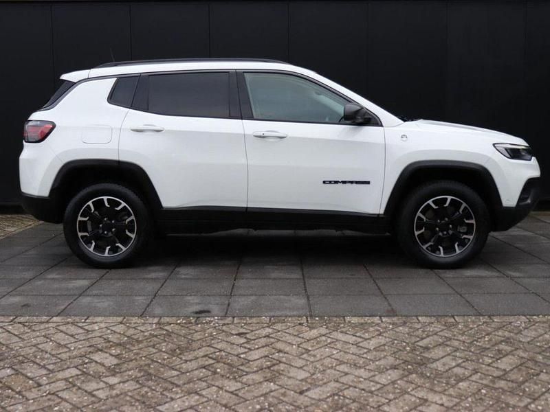 Second-hand Jeep Compass 239 CP (175 kW) 2021 Alb SUV