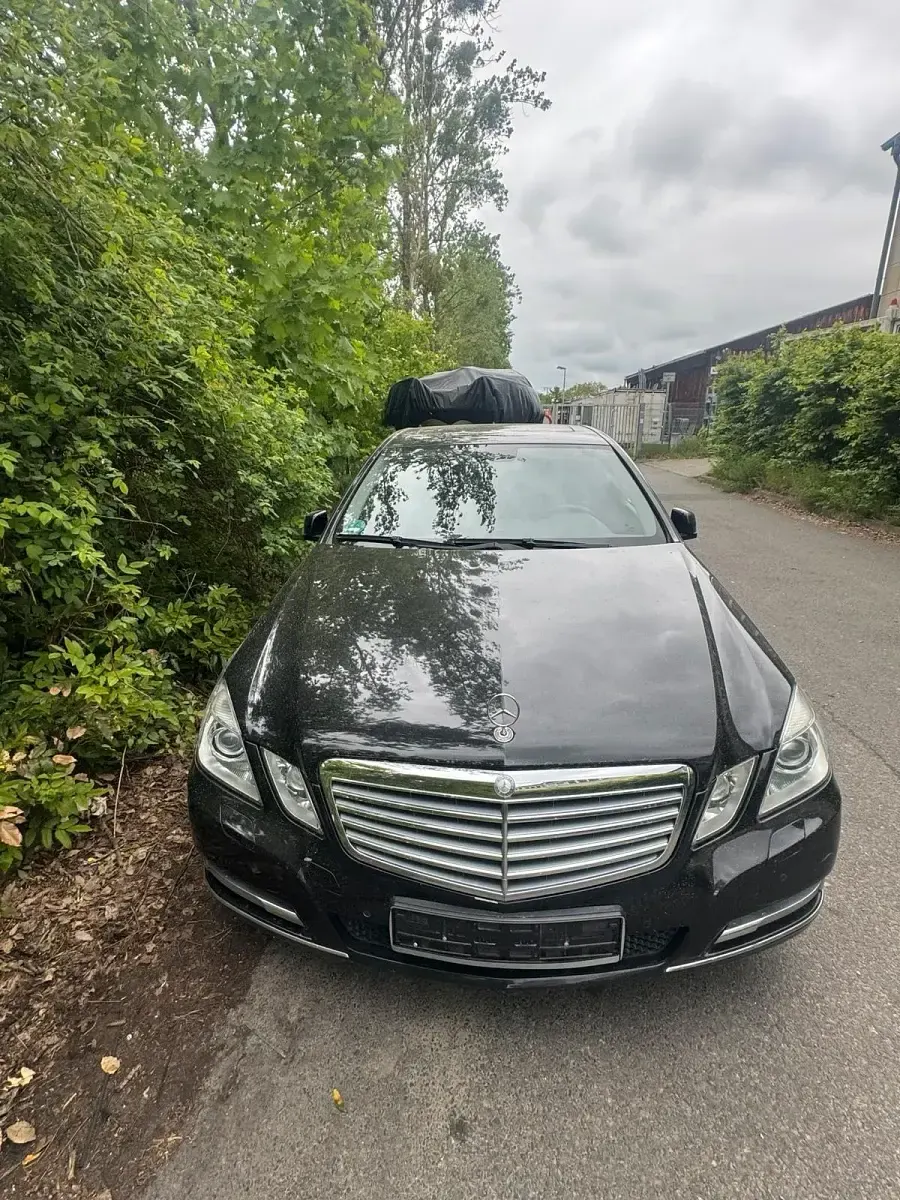 Używany Mercedes E220 170 KM (125 kW) 2011 Czarny Sedan/Limuzyna