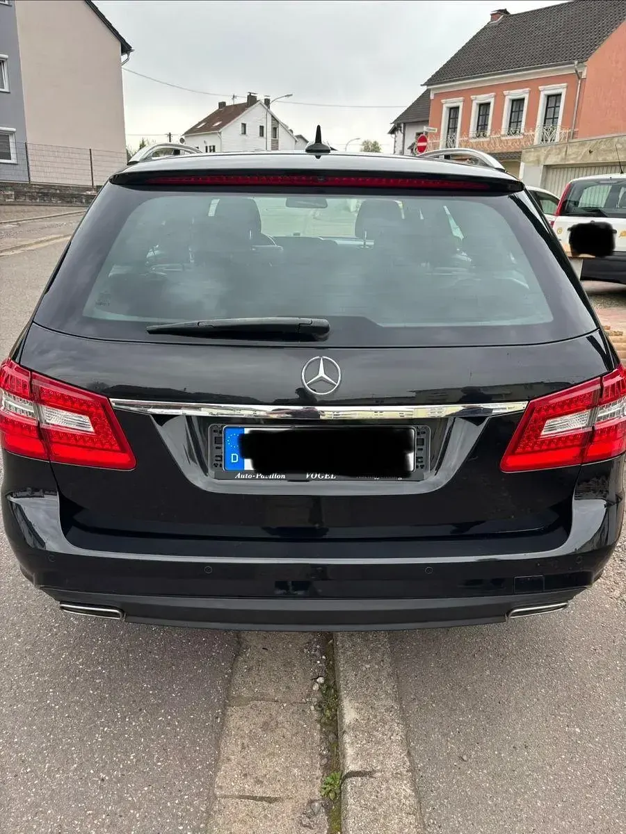 Gebraucht Mercedes E250 Avantgarde 204 PS (150 kW) 2012 Schwarz Limousine