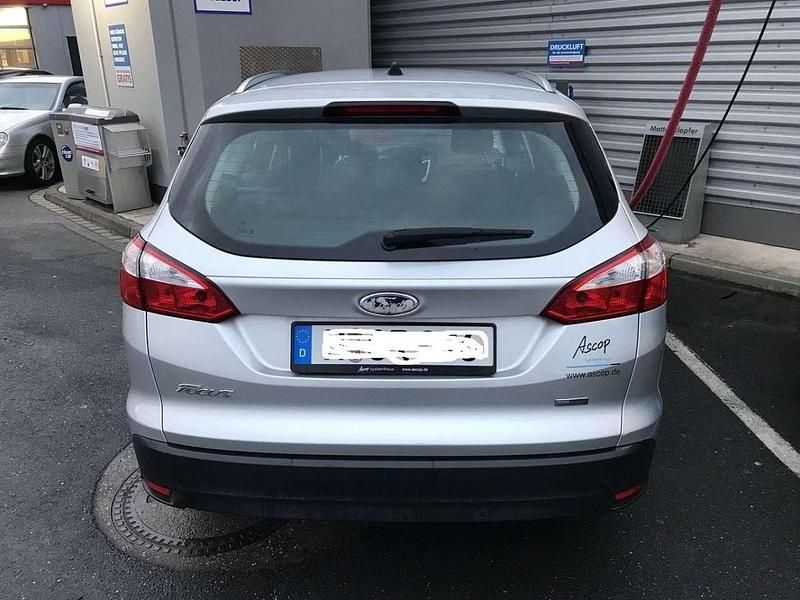 Gebraucht Ford Focus Ambiente 95 PS (69 kW) 2013 Grau Kombi