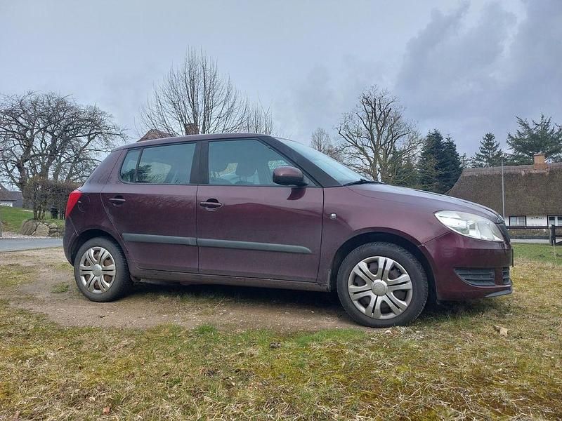 Gebraucht Skoda Fabia Ambiente 60 PS (44 kW) 2011 Rot Limousine