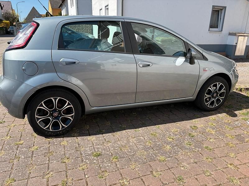 Gebraucht Fiat Punto Evo 77 PS (56 kW) 2012 Grau Kleinwagen