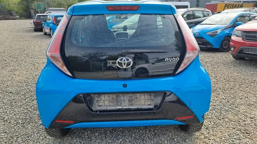Second-hand Toyota Aygo X-play 69 CP (50 kW) 2017 Albastru Hatchback
