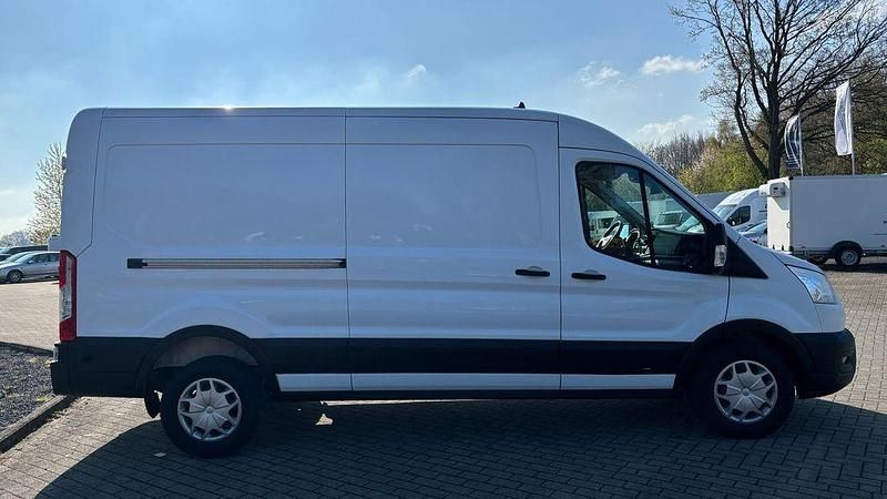 Gebraucht Ford Transit Trend 131 PS (96 kW) 2022 Weiß Van / Kleinbus