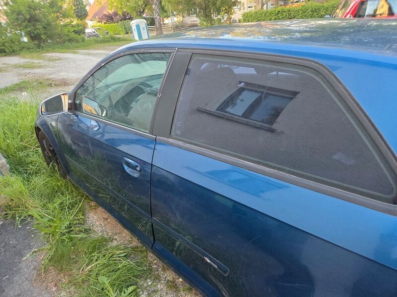 Blau Gebraucht 2003 Audi A3 Attraction Limousine | 1.100 € - Bild 1/4