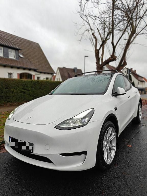 Weiß Gebraucht 2023 Tesla Model Y Long Range AWD SUV | 31.500 € (Superpreis) - Bild 1/4