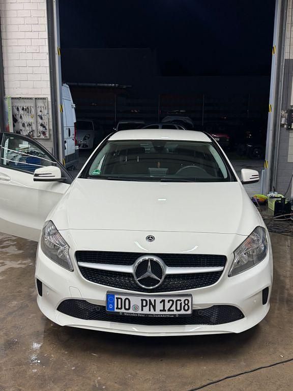 Weiß Gebraucht 2018 Mercedes A160 Limousine | 14.600 € (Superpreis) - Bild 1/4