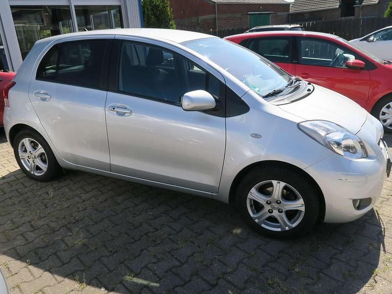 Silber Gebraucht 2011 Toyota Yaris Edition Kleinwagen | 7.300 € (Fairer Preis) - Bild 1/4