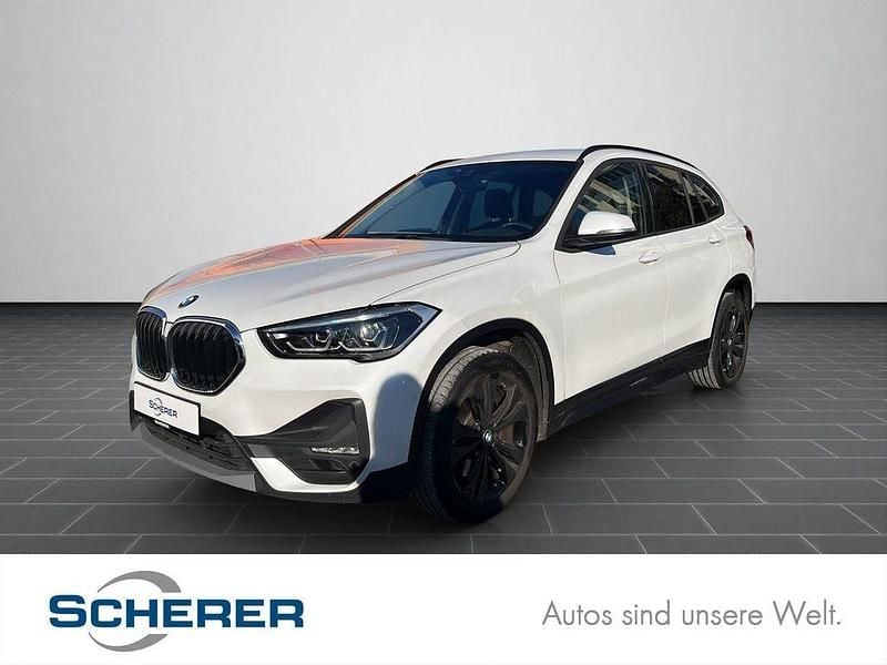Weiß (metallic) Gebraucht 2021 BMW X1 Sport Line SUV | 26.395 € (Fairer Preis) - Bild 1/4