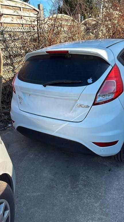 Gebraucht Ford Fiesta Trend 60 PS (44 kW) 2014 Weiß Kleinwagen