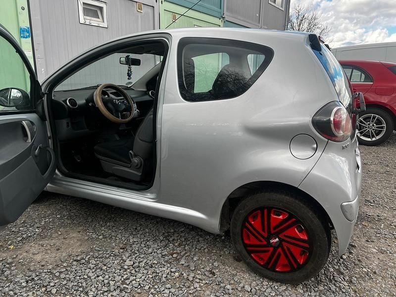 Gebraucht Toyota Aygo 70 PS (51 kW) 2009 Silber Kleinwagen