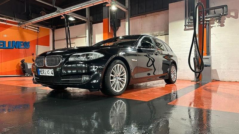 Schwarz Gebraucht 2012 BMW 520 Sport Line Kombi | 14.800 € (Teuer) - Bild 1/4