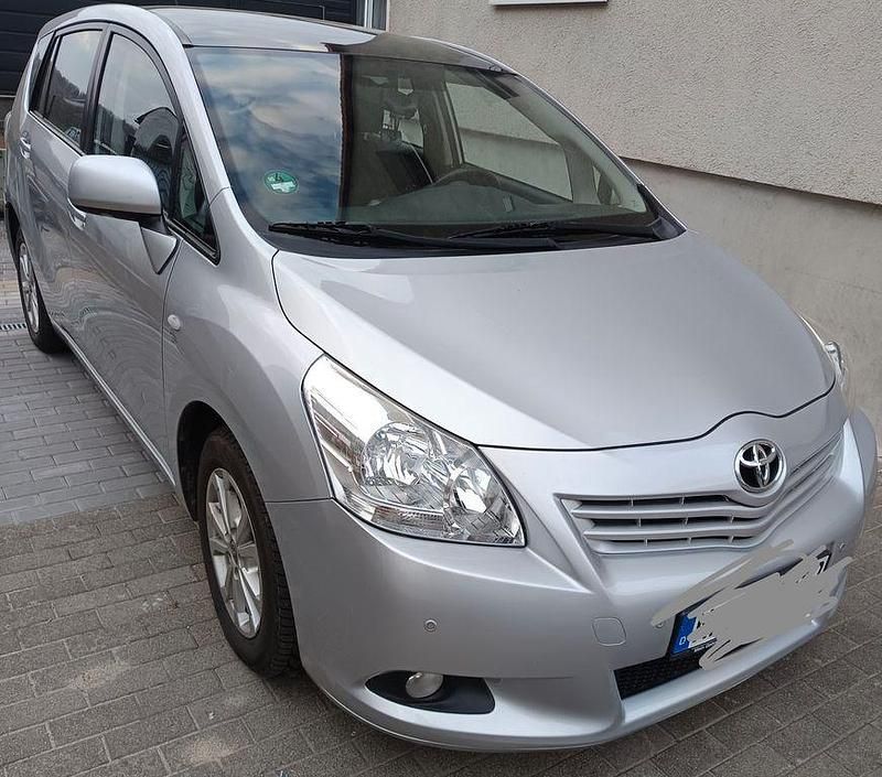 Gebraucht Toyota Verso Edition 132 PS (97 kW) 2011 Silber Van / Kleinbus