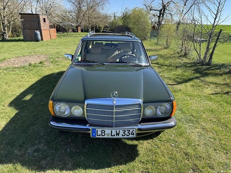 Grün Gebraucht 1982 Mercedes E230 Kombi | 17.000 € - Bild 1/4
