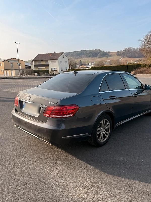 Gebraucht Mercedes E250 Avantgarde 204 PS (150 kW) 2013 Andere farben Limousine