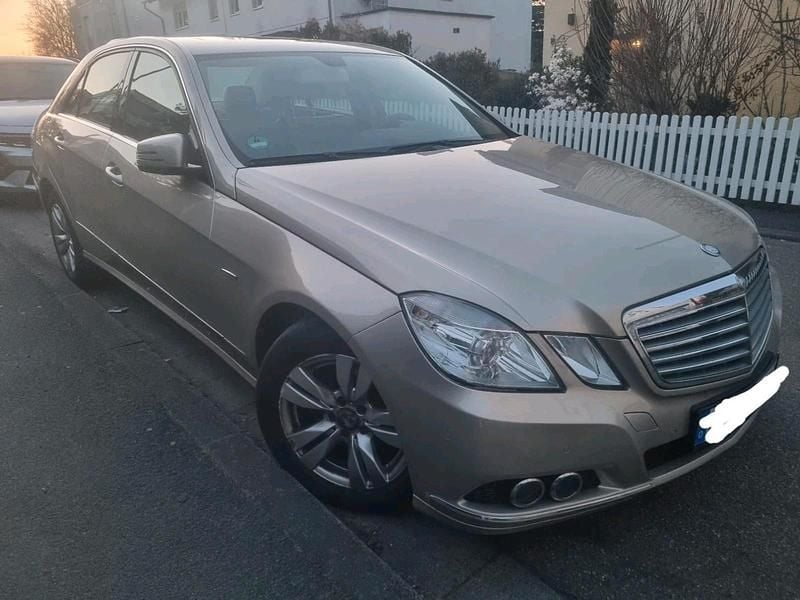 Gebraucht Mercedes E220 170 PS (125 kW) 2009 Gold Limousine