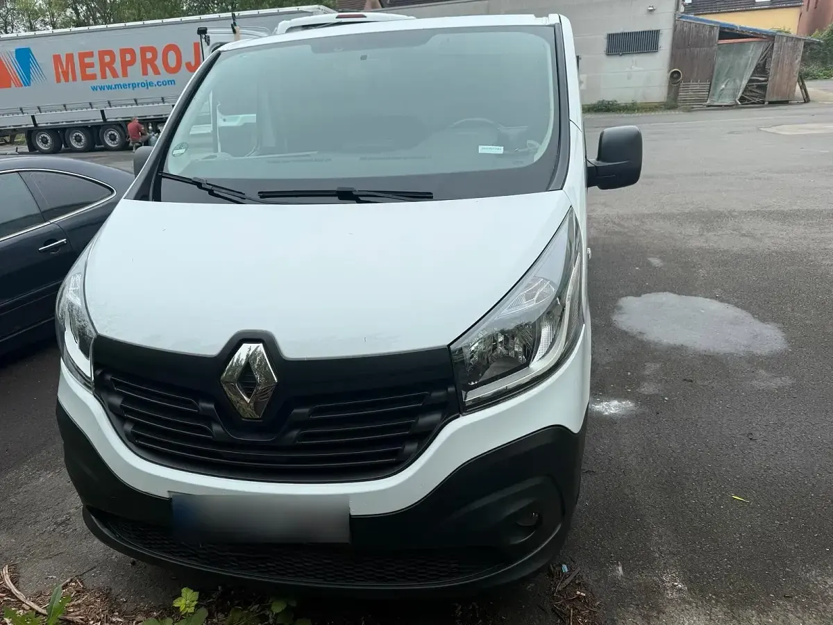 Gebraucht Renault Traffic 105 PS (77 kW) 2018 Weiß Van / Kleinbus