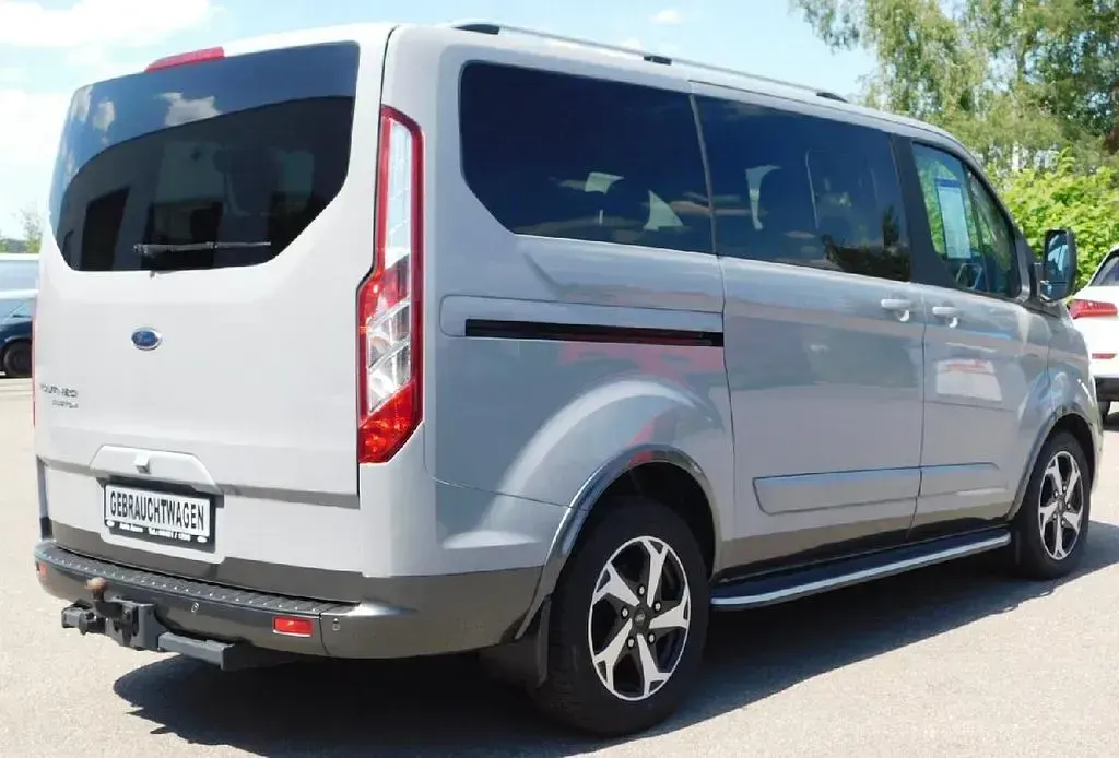 Gebraucht Ford Tourneo 150 PS (110 kW) 2023 Grau Kombi