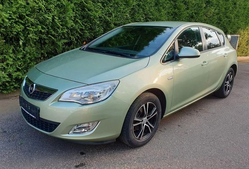 Grün Gebraucht 2011 Opel Astra Limousine | 4.190 € (Superpreis) - Bild 1/4