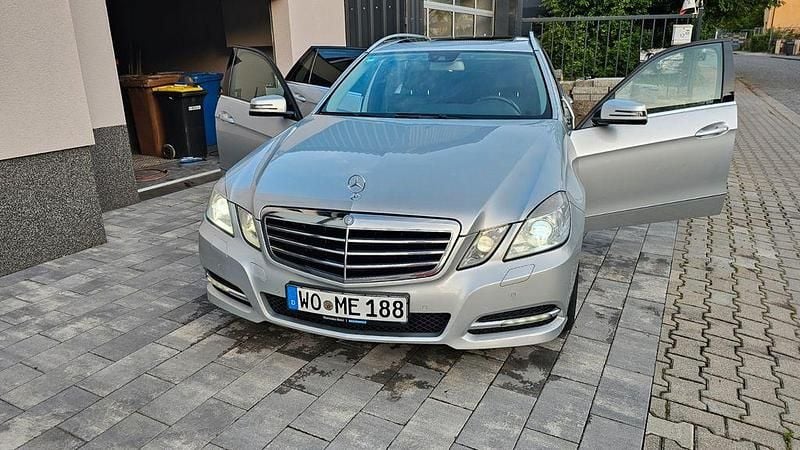 Silber Gebraucht 2012 Mercedes E250 Limousine | 11.000 € (Superpreis) - Bild 1/4