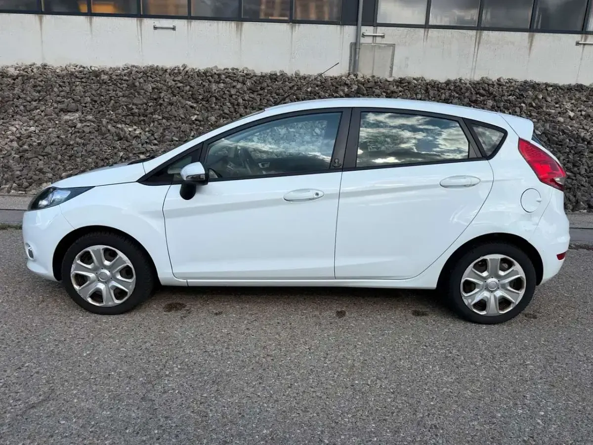 Gebraucht Ford Fiesta 82 PS (60 kW) 2012 Weiß Kleinwagen