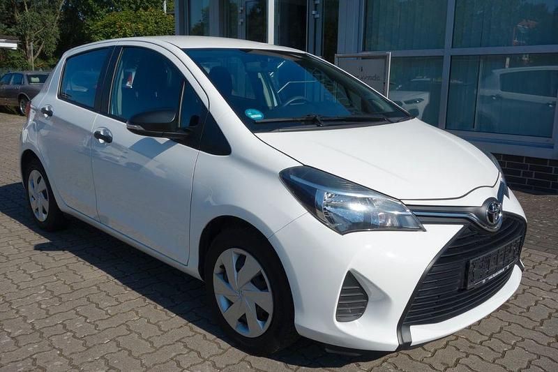 Weiß Gebraucht 2016 Toyota Yaris Limousine | 5.850 € (Fairer Preis) - Bild 1/4