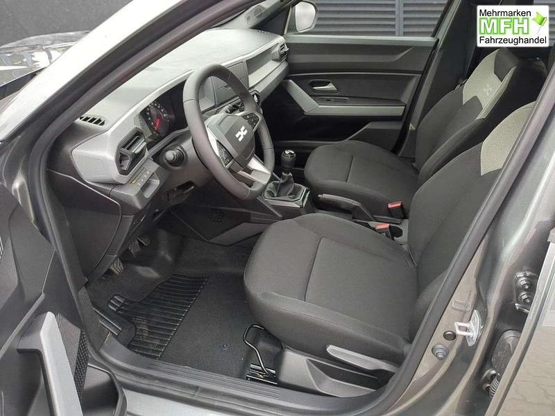 Neu Dacia Duster Essentiel 101 PS (74 kW) 2025 Dolomitgrau SUV