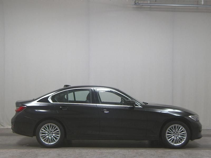 Schwarz Gebraucht 2022 BMW 318 Sport Line Limousine | 22.980 € (Fairer Preis) - Bild 1/4