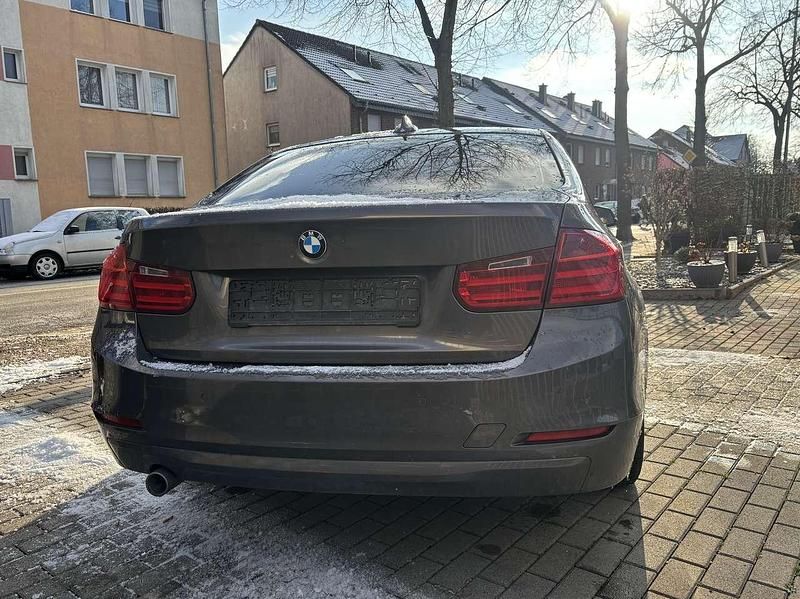 Gebraucht BMW 318 136 PS (100 kW) 2013 Braun Limousine