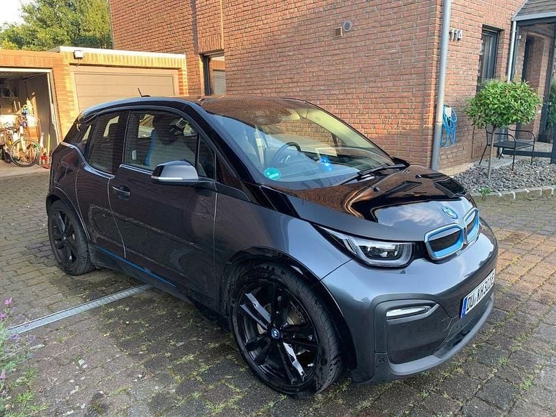Grau Gebraucht 2022 BMW i3 Sport Line Limousine | 16.500 € (Superpreis) - Bild 1/4
