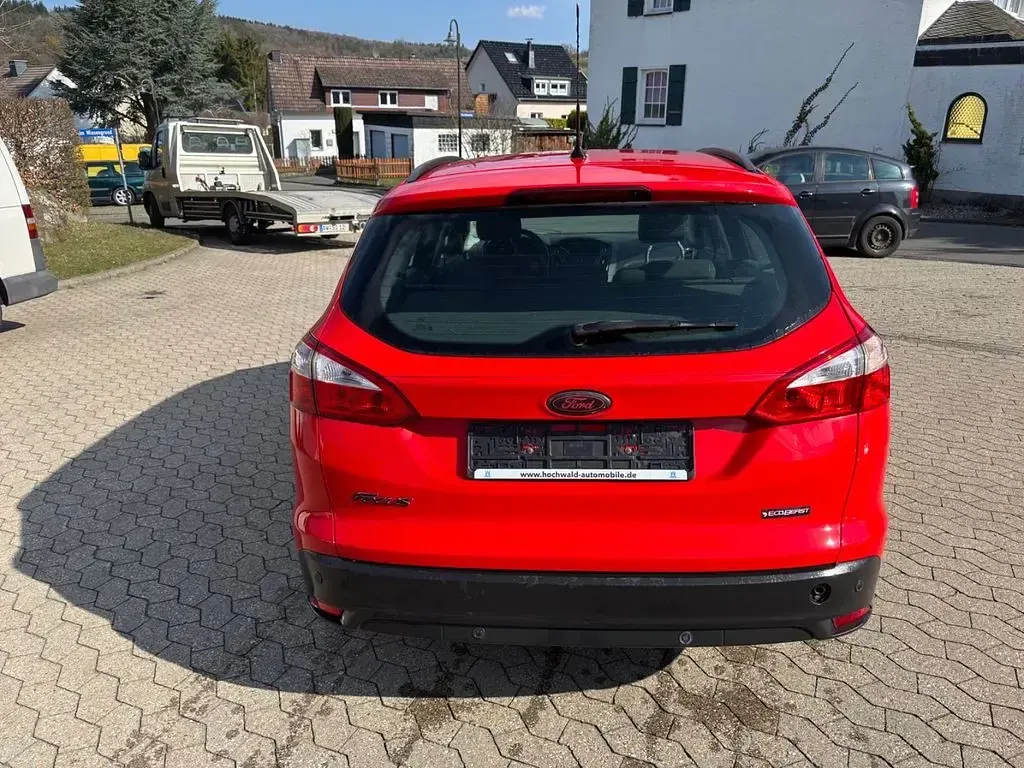 Gebraucht Ford Focus Champions Edition 125 PS (91 kW) 2013 Rot Limousine
