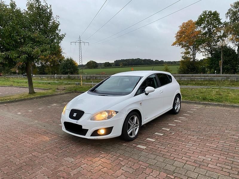 Weiß Gebraucht 2011 Seat Leon Limousine | 2.390 € (Guter Preis) - Bild 1/4