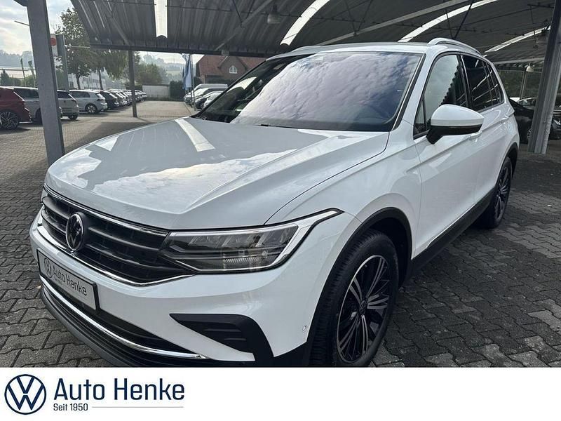 Weiß Gebraucht 2022 VW Tiguan Active SUV | 25.995 € (Guter Preis) - Bild 1/4