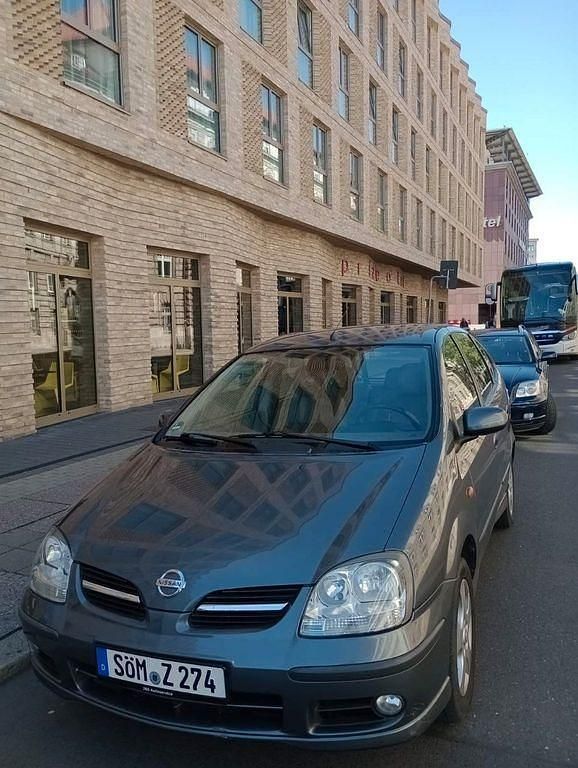 Grau Gebraucht 2004 Nissan Almera Tino Acenta Van / Kleinbus | 2.200 € (Teuer) - Bild 1/4