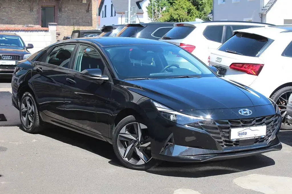 Gebraucht Hyundai Elantra 122 PS (89 kW) 2022 Schwarz Limousine