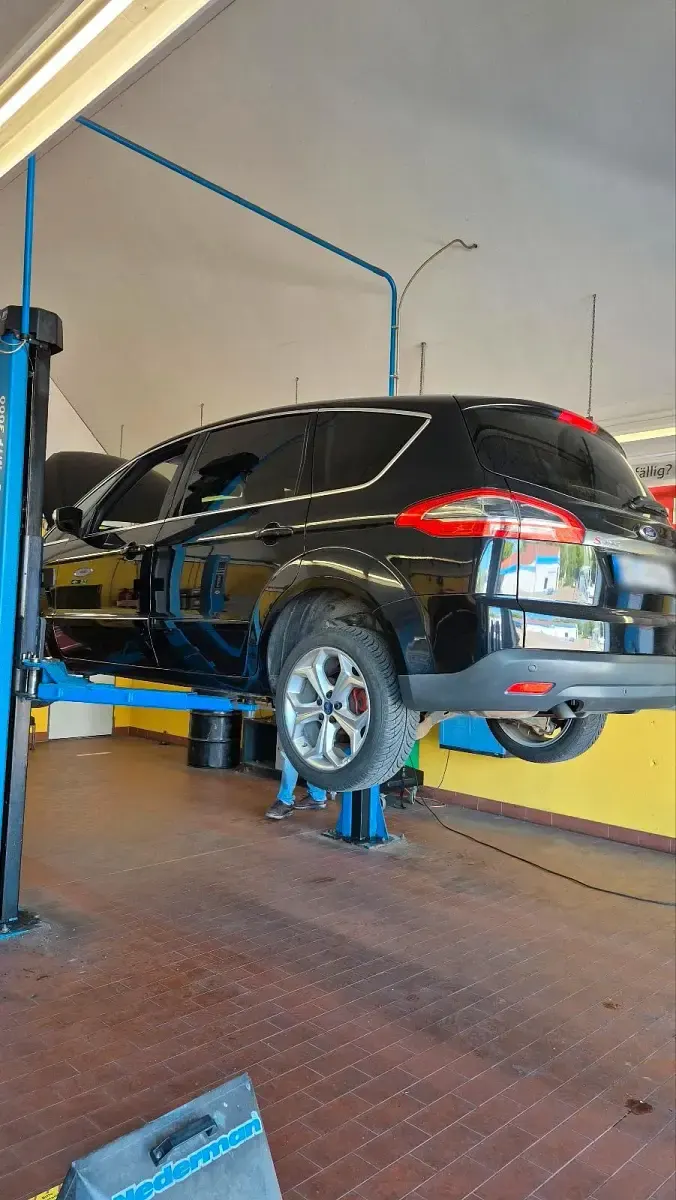 Gebraucht Ford S-MAX 140 PS (102 kW) 2014 Schwarz Van / Kleinbus