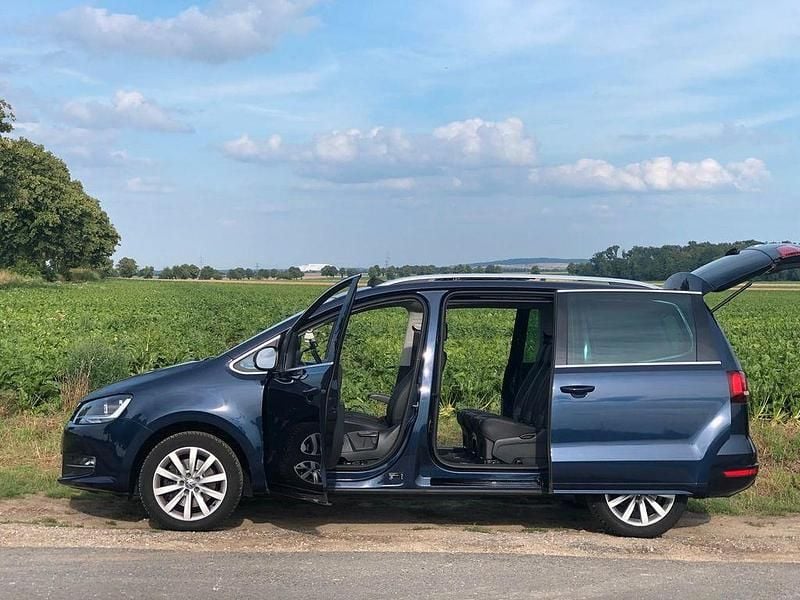 Blau Gebraucht 2016 VW Sharan Highline Van / Kleinbus | 20.950 € (Fairer Preis) - Bild 1/4