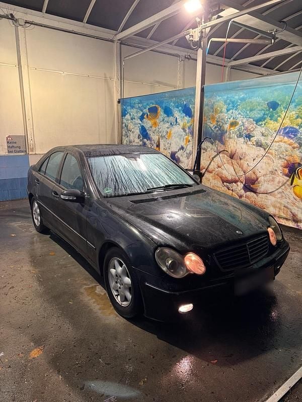 Schwarz Gebraucht 2004 Mercedes C220 Avantgarde Limousine | 1.100 € (Superpreis) - Bild 1/4