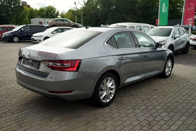 Gebraucht Skoda Superb Style 179 PS (131 kW) 2016 Grau Limousine